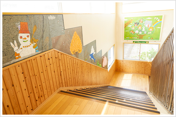 明るく温かみのある階段