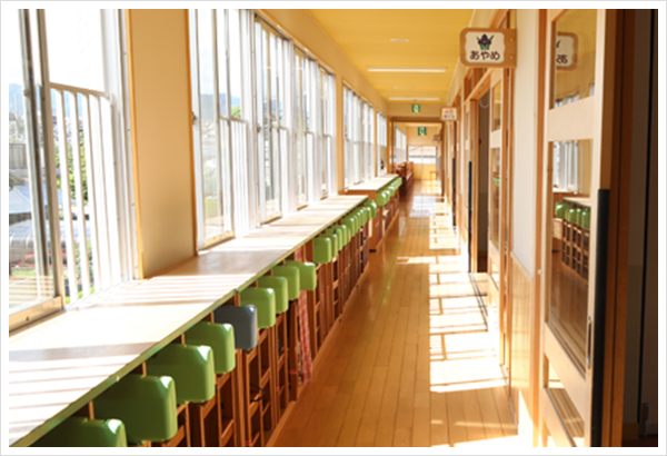 大きな窓からたくさんの陽がふりそそぐ廊下