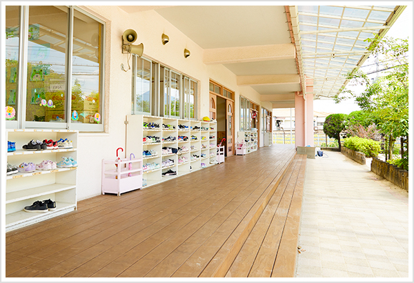 裸足でも気持ちいい、温かみのある外廊下