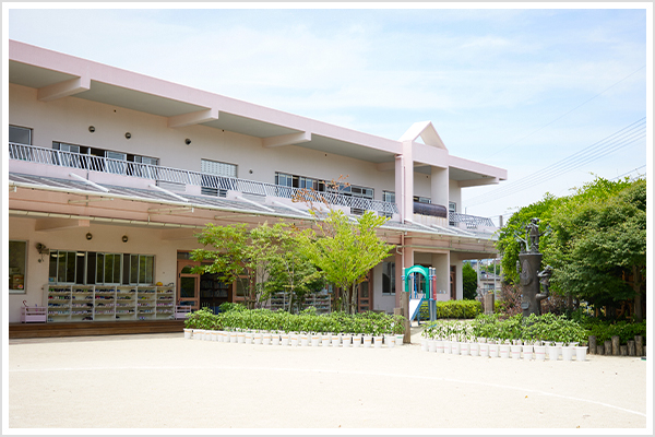 思いっきり走り回れる、広い園庭