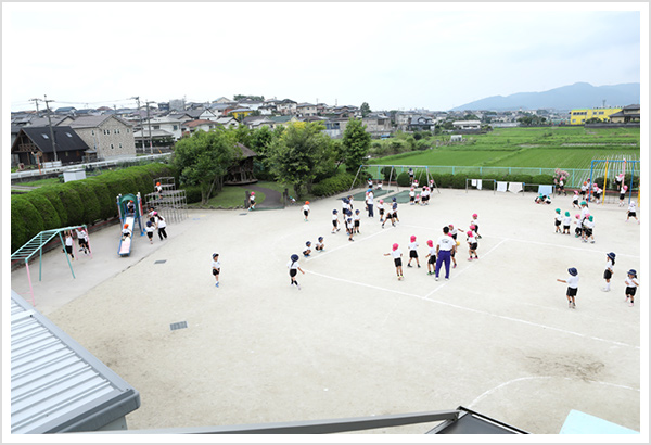 広く見晴らしの良い園庭