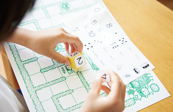 ピアジェ理論の教材で遊ぶ園児