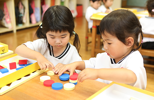 ピアジェ理論の教材で遊ぶ園児